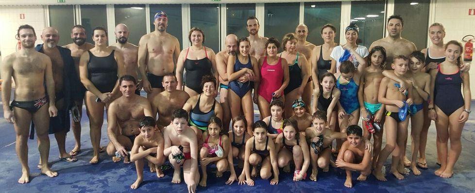 Genitori e figli, che sfida in vasca 