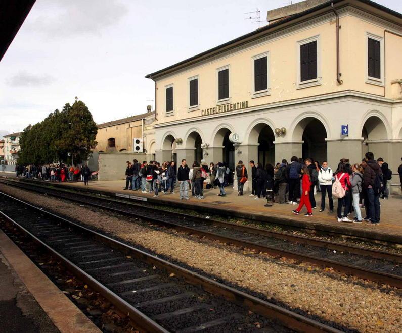 Preso a sassate perché gay la denuncia di un giovane 