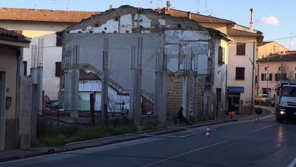 Un telone con immagini d’epoca coprirà il cantiere mai finito 