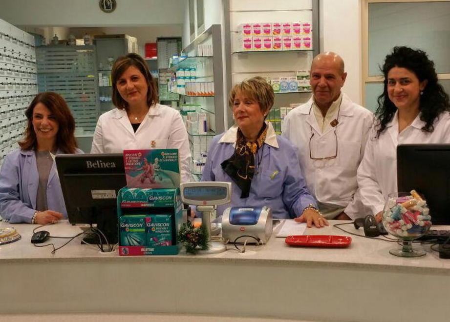 Taglio del nastro alla farmacia