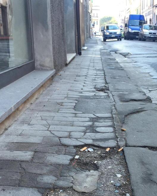 Marciapiedi pericolosi per gli anziani 