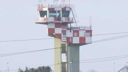 Il pilota si confonde e l’aereo atterra sulla pista sbagliata