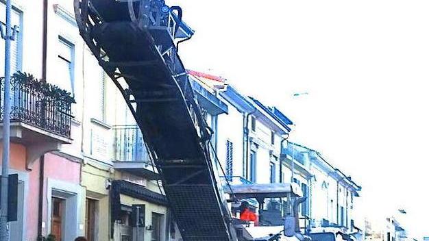 Asfaltatura completata in via Coppino ma non c’è traccia della segnaletica