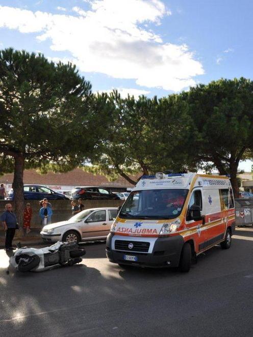 Auto contro scooter Due sorelle in ospedale