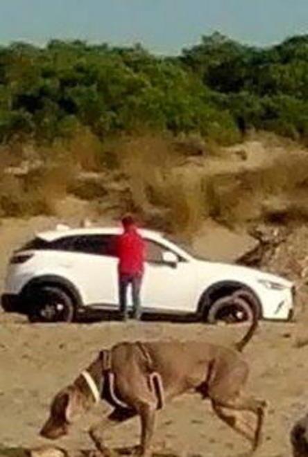 Va al mare in auto. E resta “impantanato” 