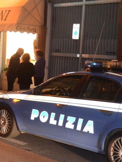 Minaccia e rapina la ex: arrestato 