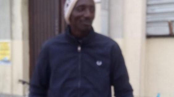 La comunità difende il senegalese