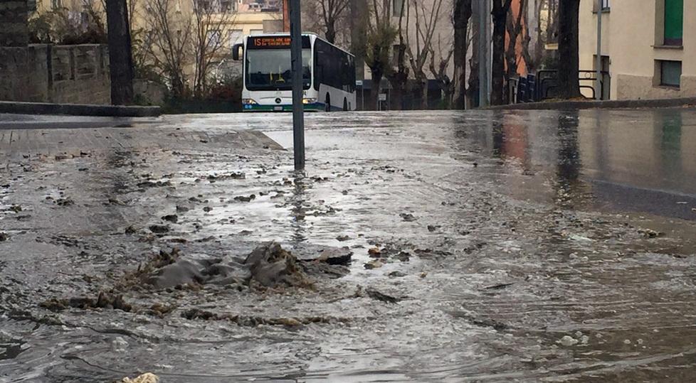 Salta un tombino, disagi in via Piemonte