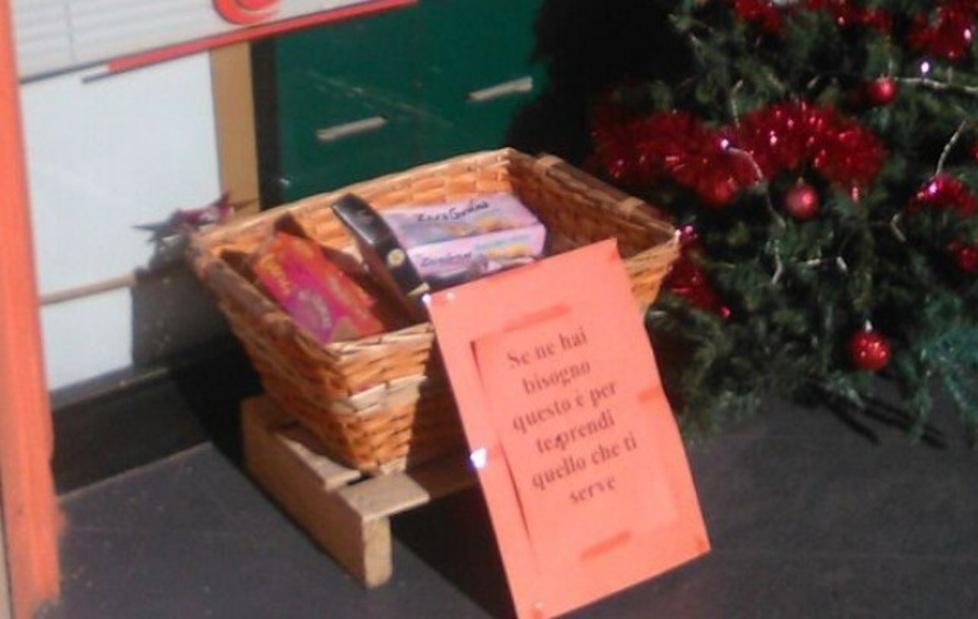 La solidarietà è un cesto pieno di viveri 