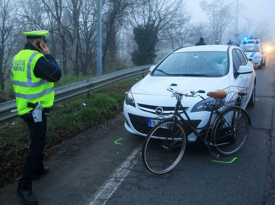 Travolta in bici e operata
