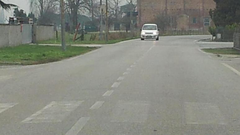 Strisce sbiadite, segnali da rifare