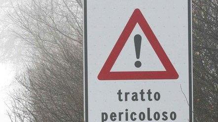Su quella Provinciale un cartello ricorda la pericolosità