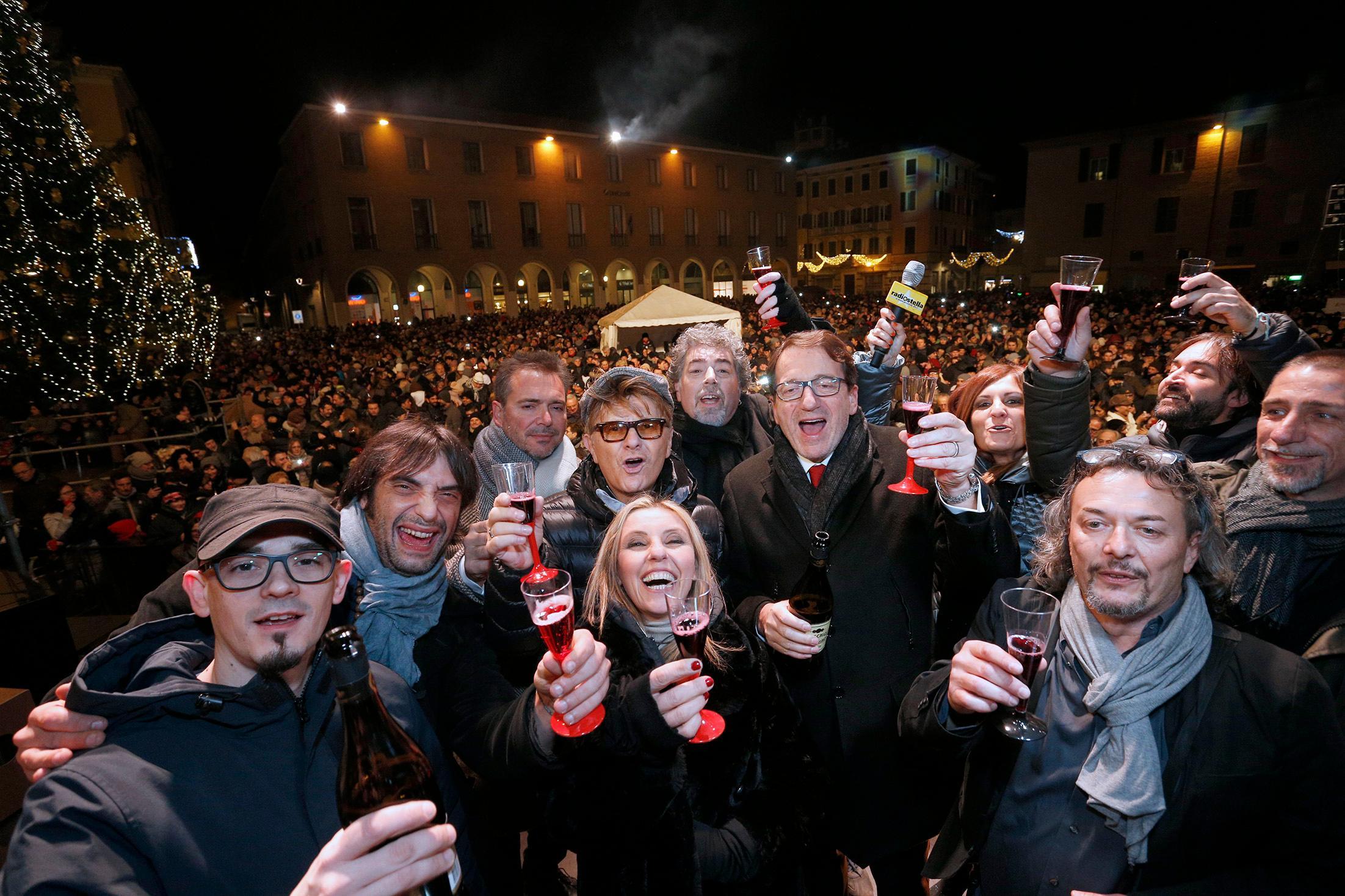 Buon 2016 Modena, tra baci, abbracci, botti e cassonetti a fuoco. Nessun ferito, ma tanti ubriachi e con indigestioni
