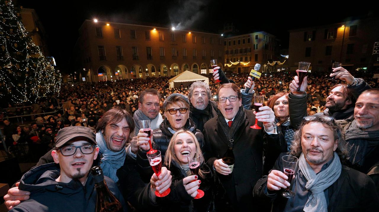 Buon 2016 Modena, tra baci, abbracci, botti e cassonetti a fuoco. Nessun ferito, ma tanti ubriachi e con indigestioni