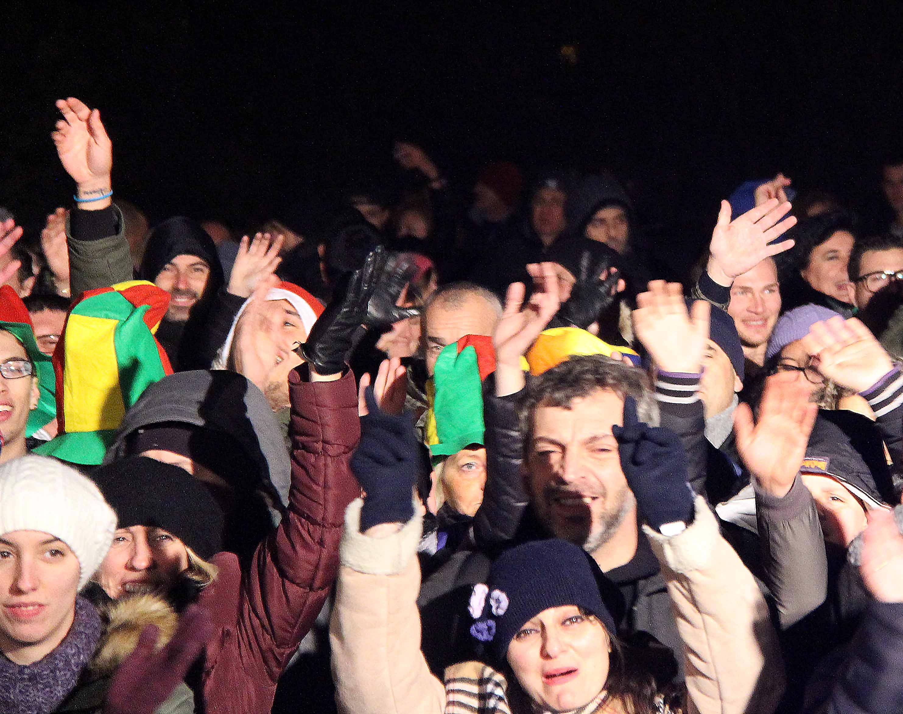 Facce da fine anno: gli auguri dei livornesi dalla Terrazza Mascagni