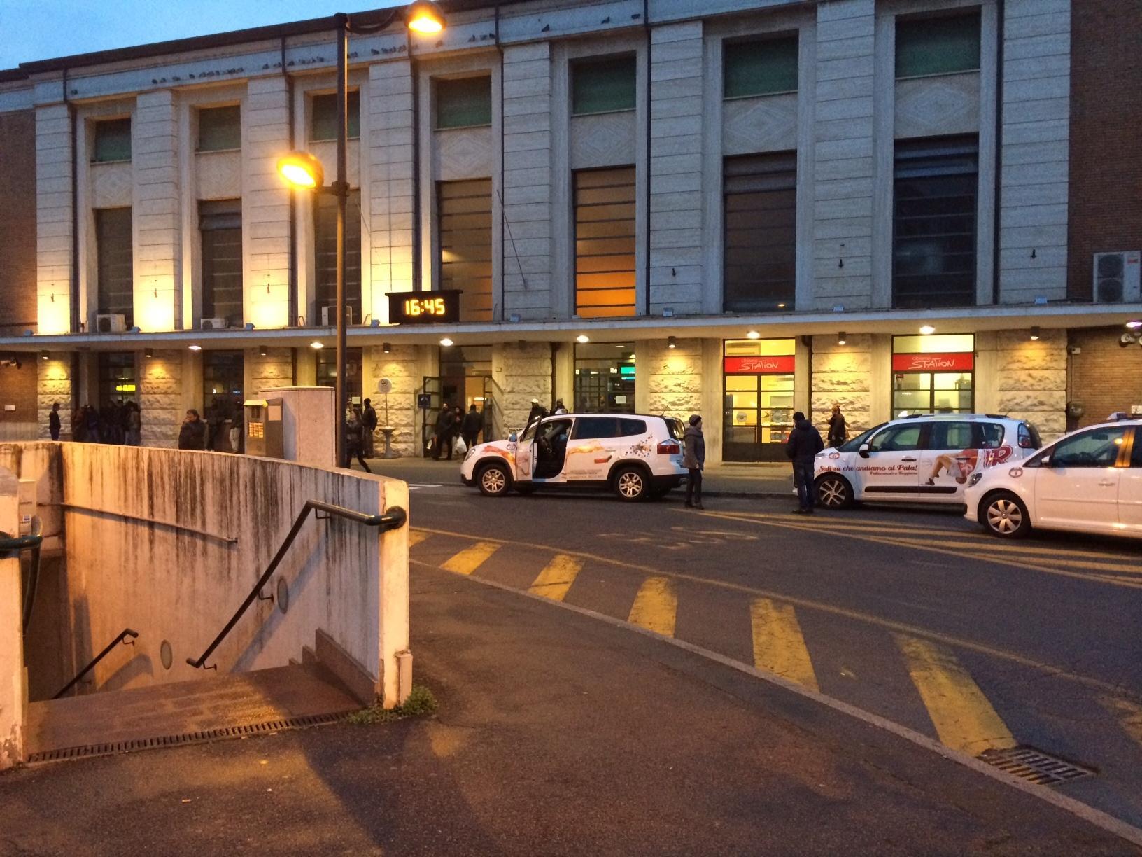 Capodanno a Reggio Emilia, taxista rapinato: è caccia all'uomo 