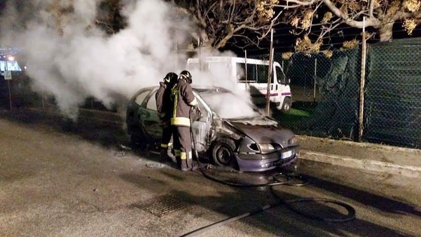 L'auto bruciata in via Lazio ad Albinia