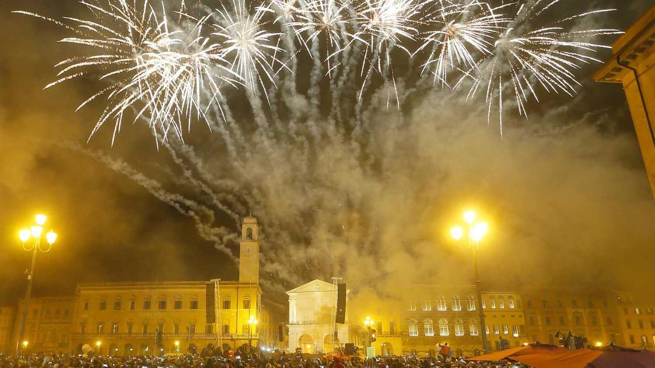 I fuochi pirotecnici in centro a Pisa la notte di Capodanno (foto Fabio Muzzi)