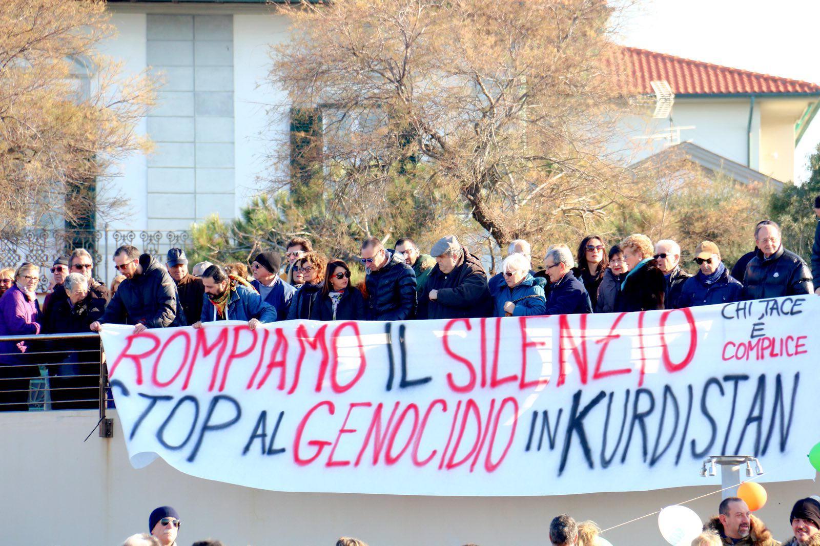 Magliette gialle e striscione: un tuffo per il Kurdistan