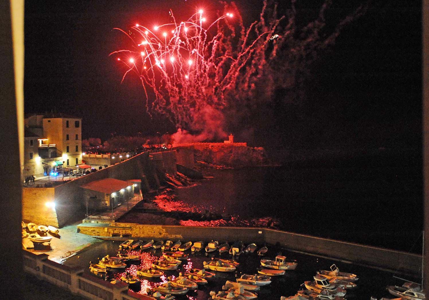 I fuochi in piazza Bovio (foto Paolo Barlettani)