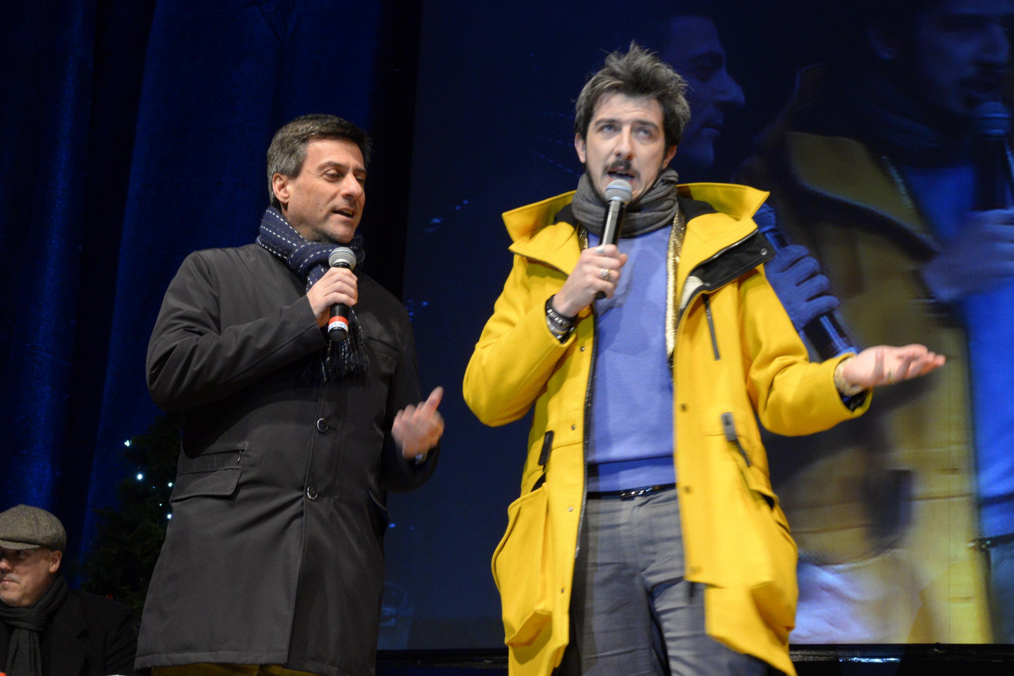 Grosseto, piazza Dante, Capodanno 2015, Paolo Ruffini con il sindaco Emilio Bonifazi sul palco (fotoservizio Bf)