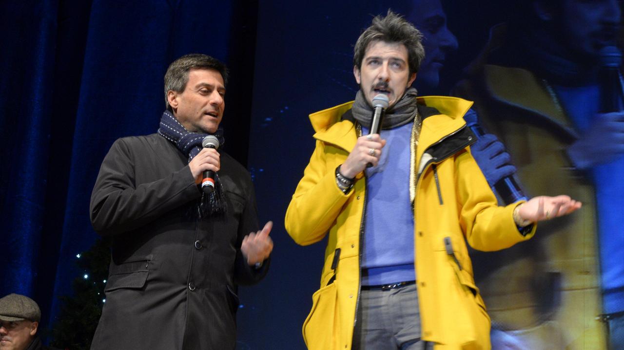 Grosseto, piazza Dante, Capodanno 2015, Paolo Ruffini con il sindaco Emilio Bonifazi sul palco (fotoservizio Bf)