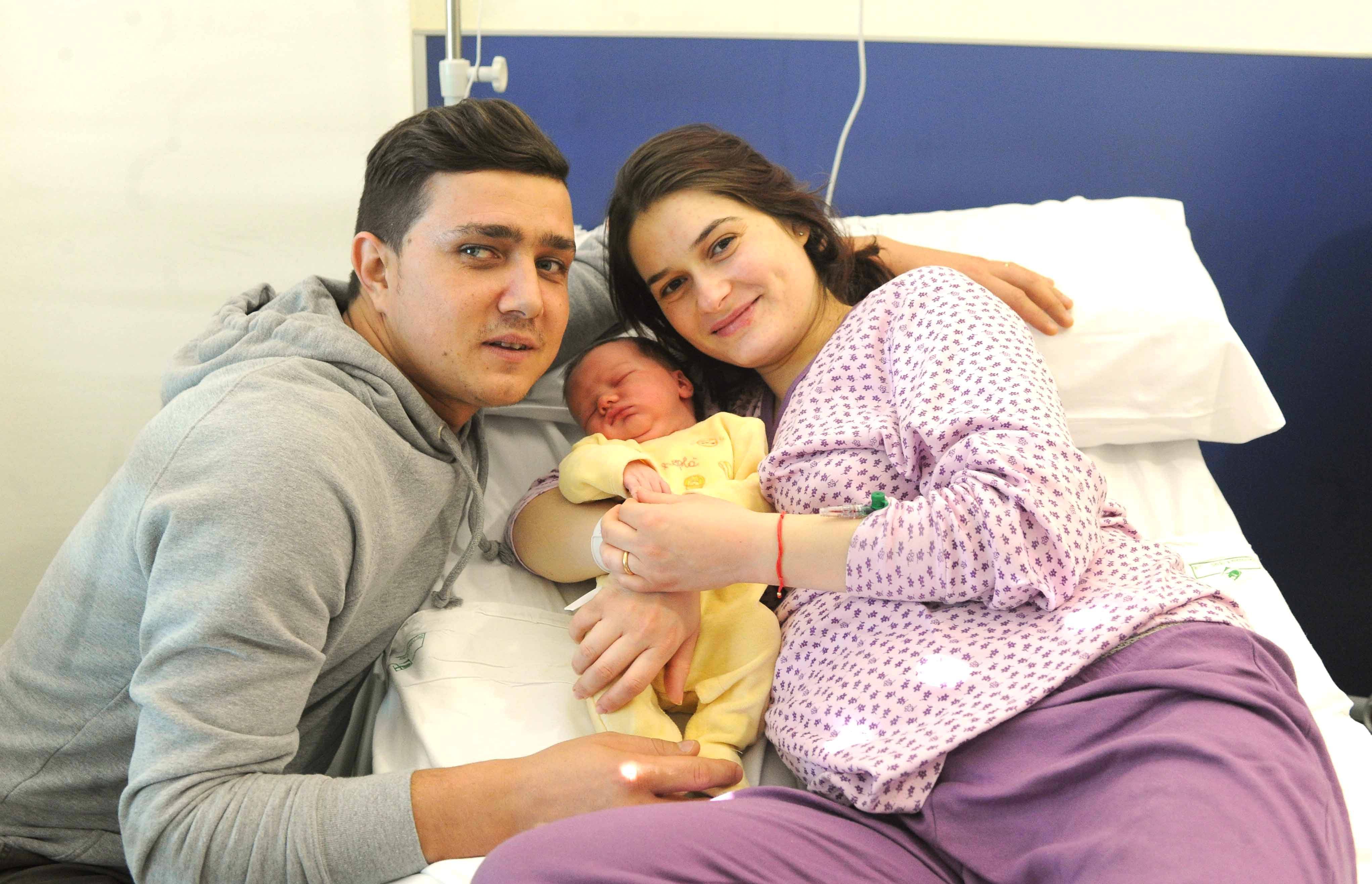 Marius e Florentina Viziteu con David, primo nato del 2016 a Pistoia (foto Gori)