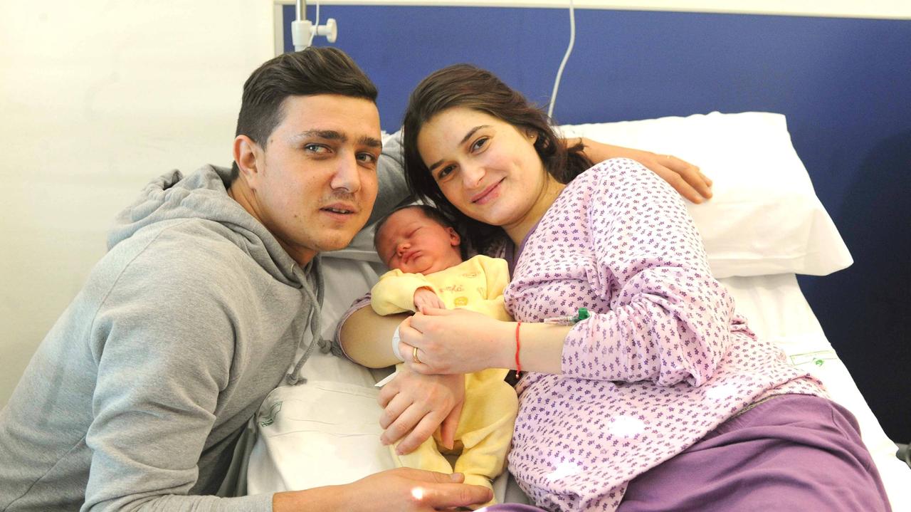 Marius e Florentina Viziteu con David, primo nato del 2016 a Pistoia (foto Gori)