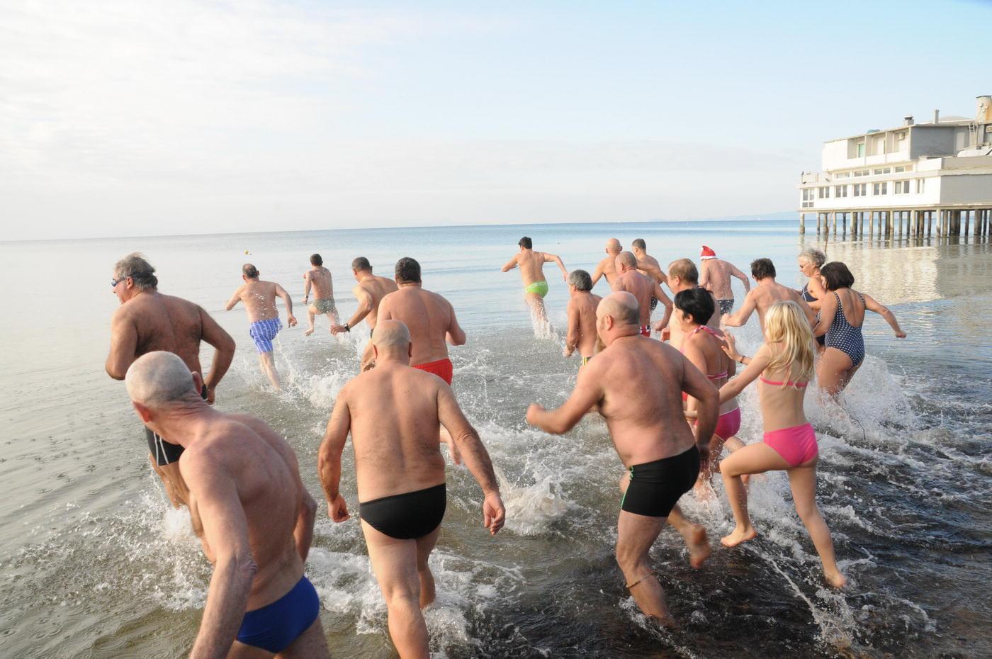 Follonica, il tuffo del 1° gennaio 2016 (fotoservizio Giorgio) 