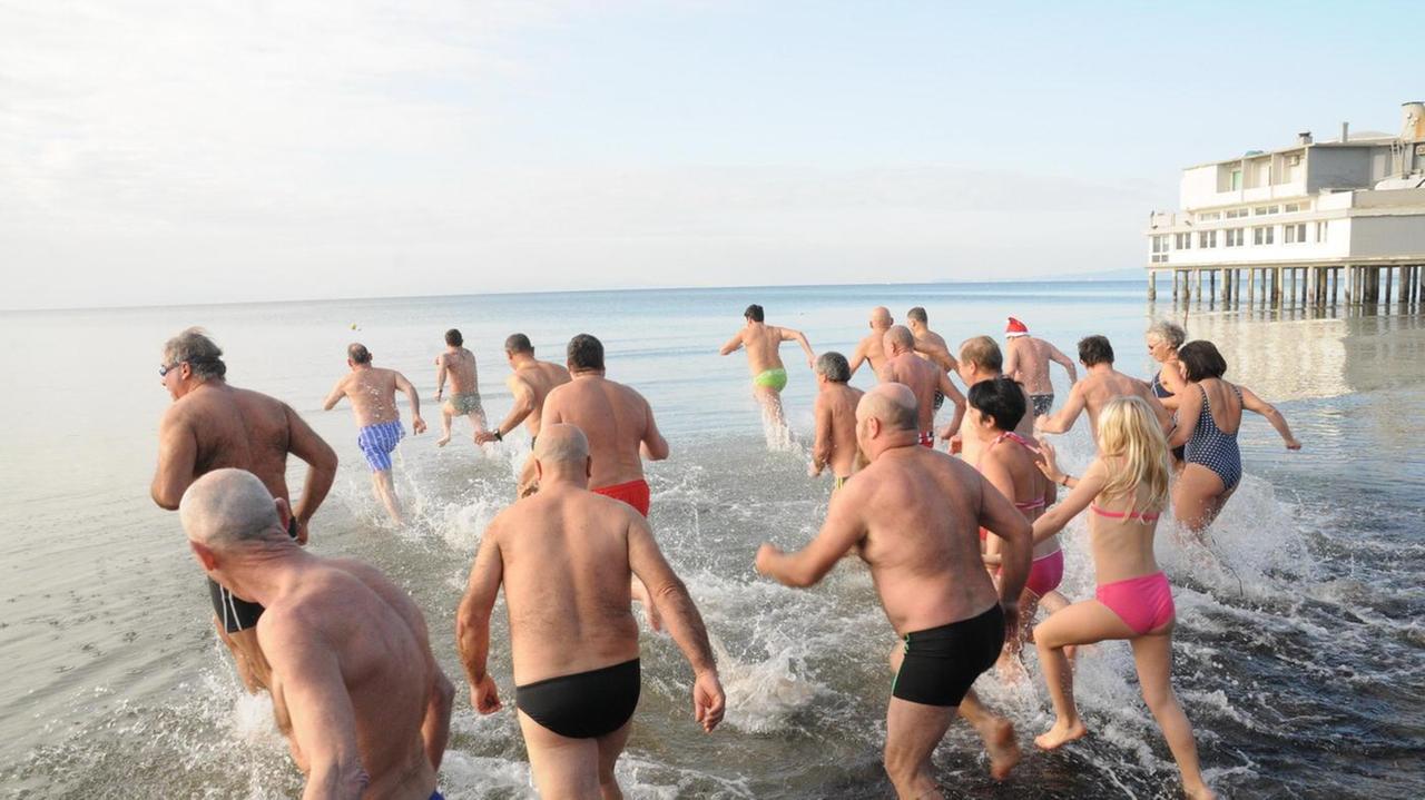 Follonica, il tuffo del 1° gennaio 2016 (fotoservizio Giorgio)