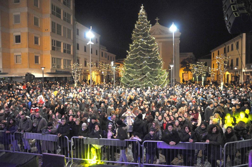 Un momento della festa in piazza della Chiesa a Cecina