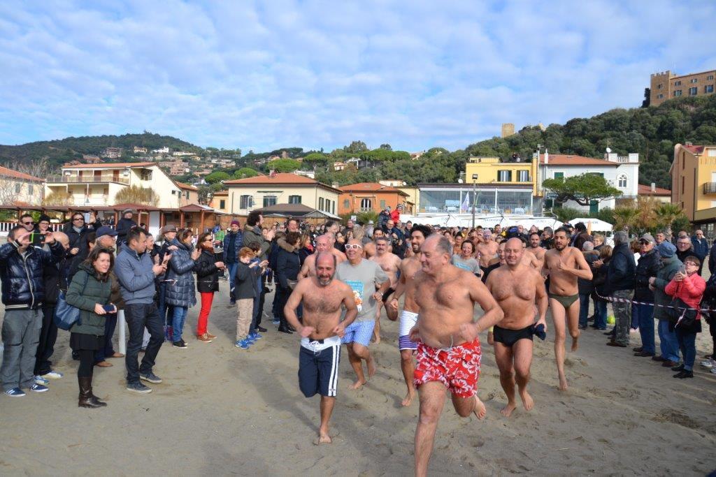 Castiglione della Pescaia, il tuffo del 1° gennaio 2016 