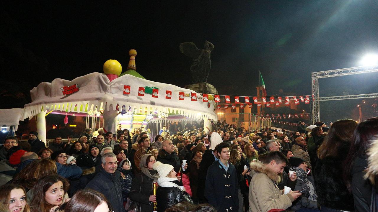 Tanta gente alla festa di Capodanno in piazza della Vittoria (Foto Agenzia Carlo Sestini)