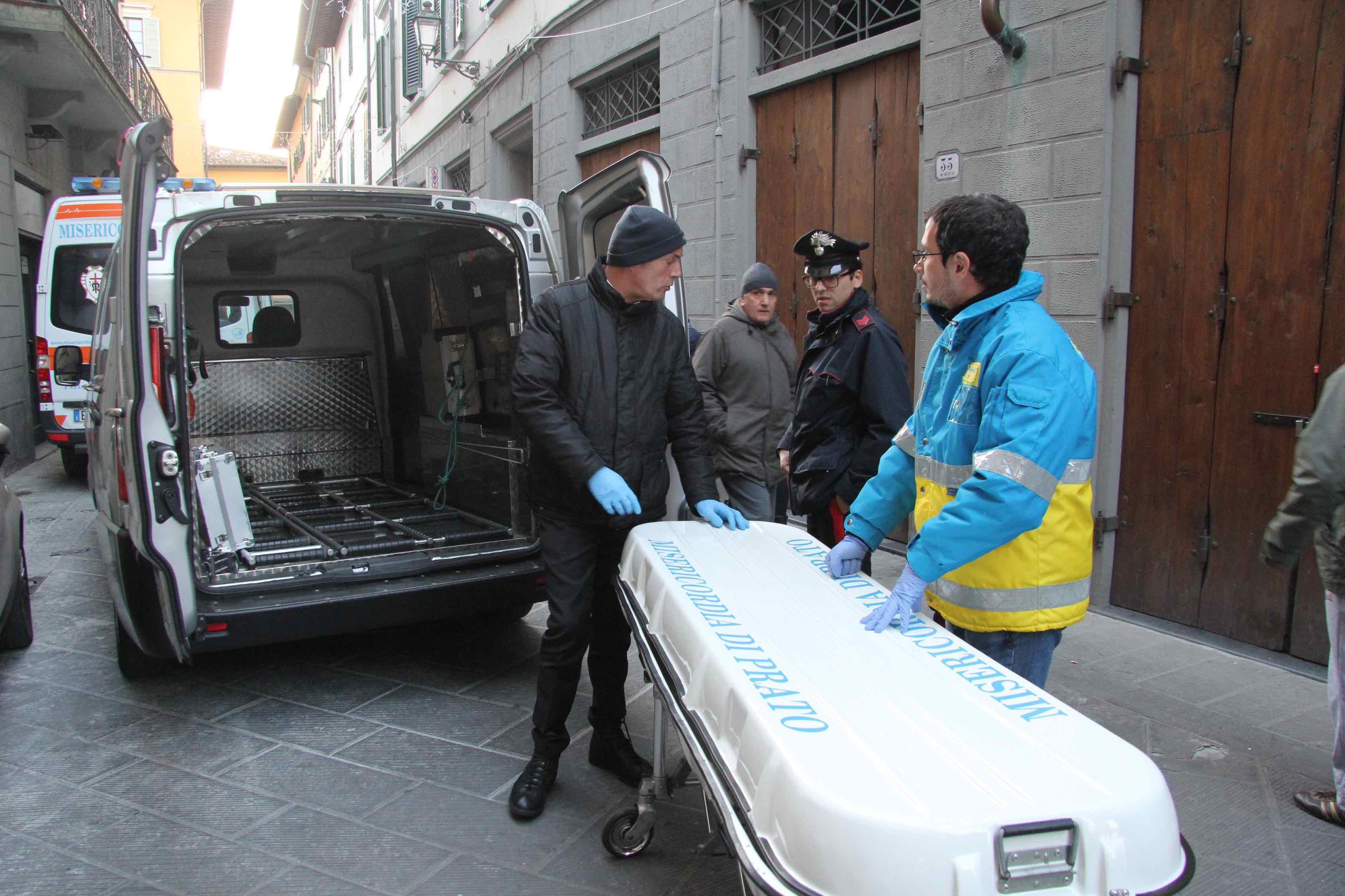 I servizi funebri della Misericordia rimuovono la salma della giovane (foto Batavia)