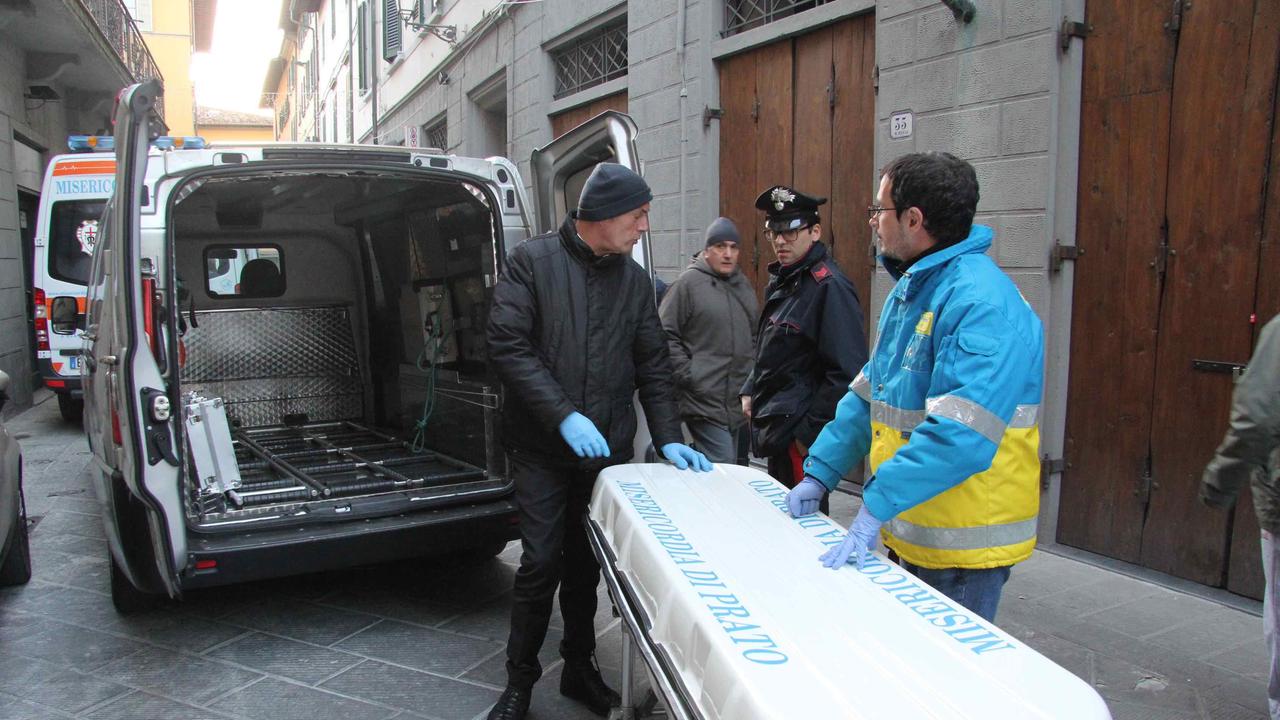 I servizi funebri della Misericordia rimuovono la salma della giovane (foto Batavia)