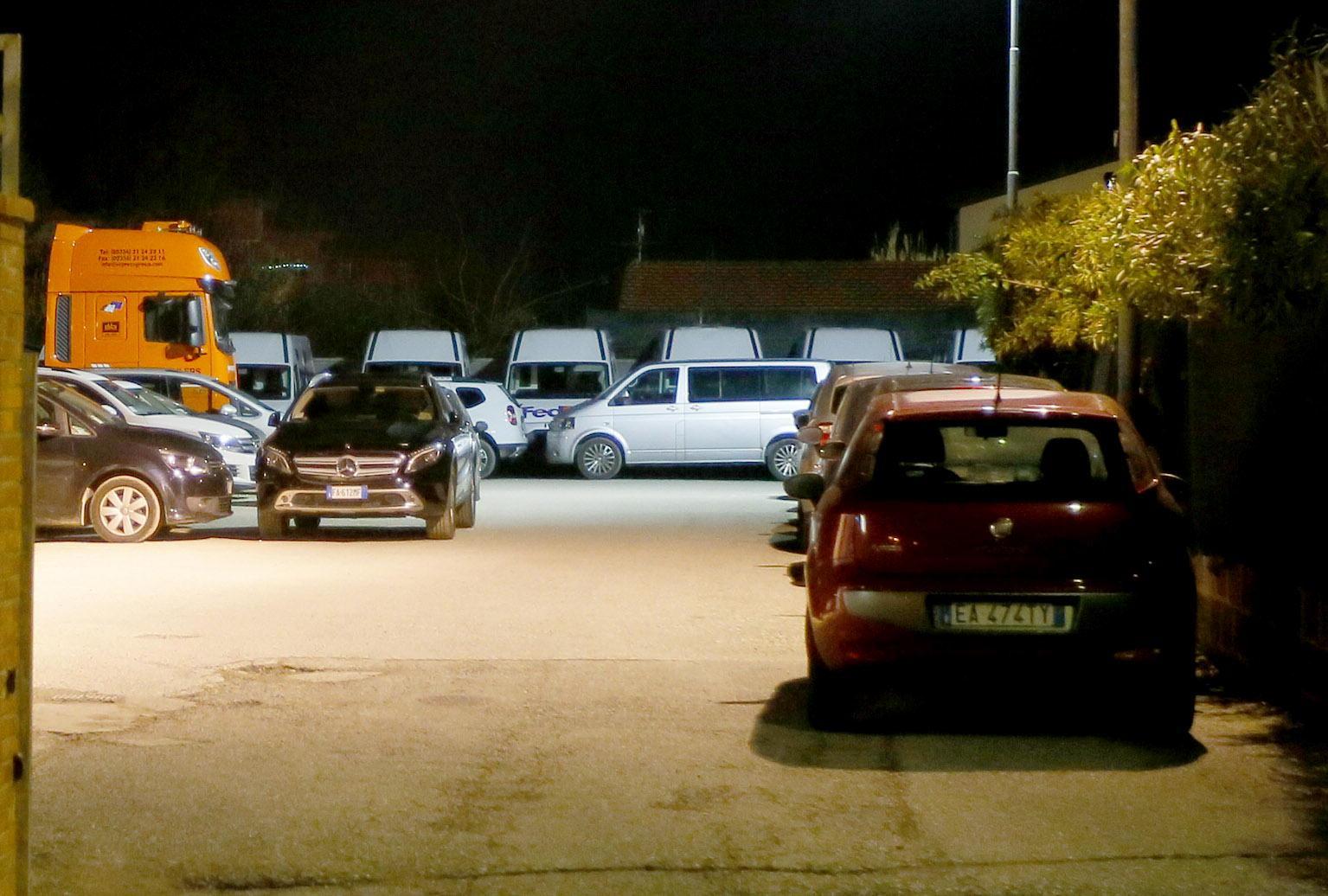 L'esterno dell'area di sosta finita al centro del raid vandalico (Muzzi)