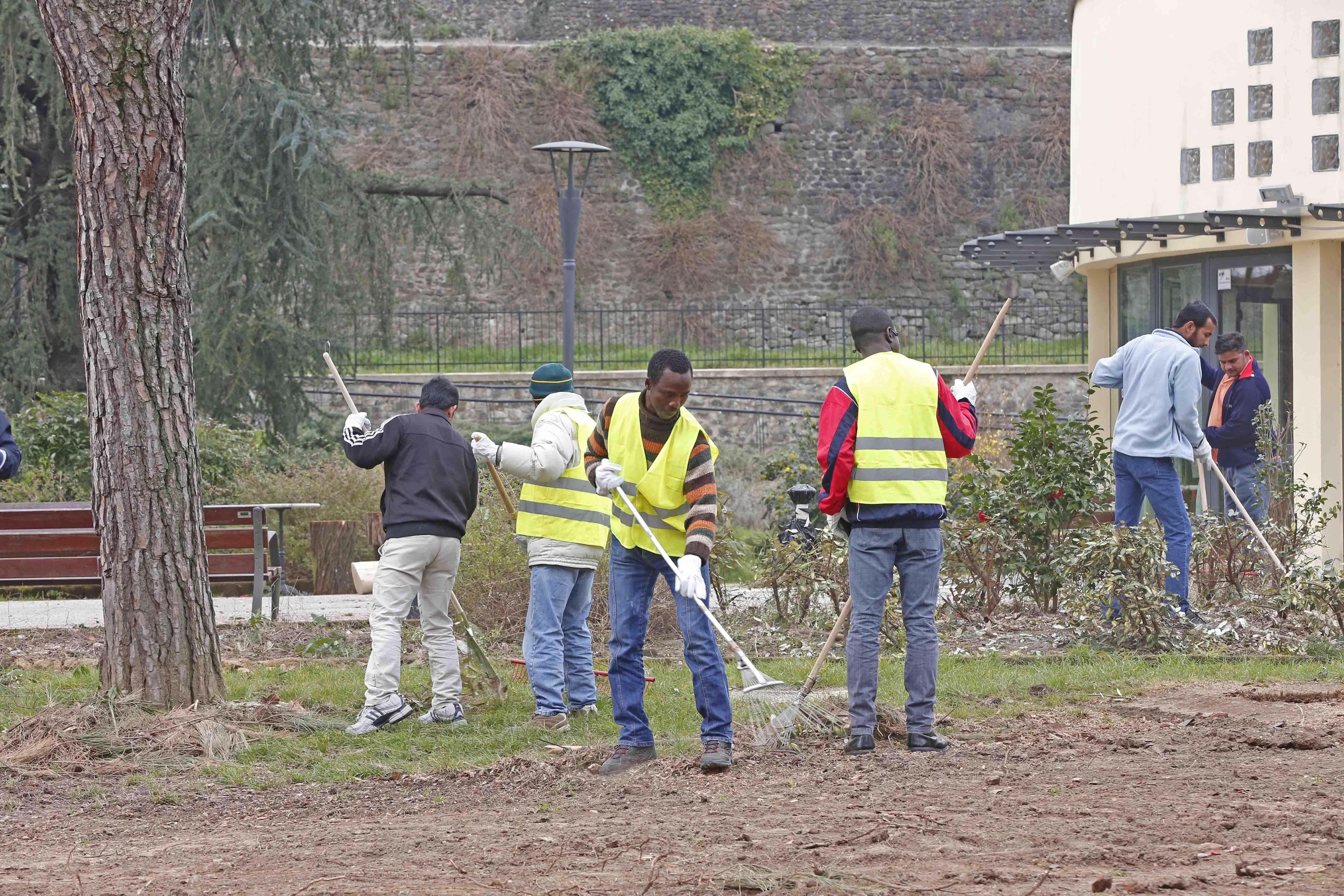 Profughi impegnati in lavori di utilità sociale a Pistoia (foto Lorenzo Gori)