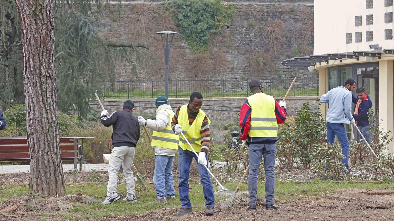 Profughi impegnati in lavori di utilità sociale a Pistoia (foto Lorenzo Gori)