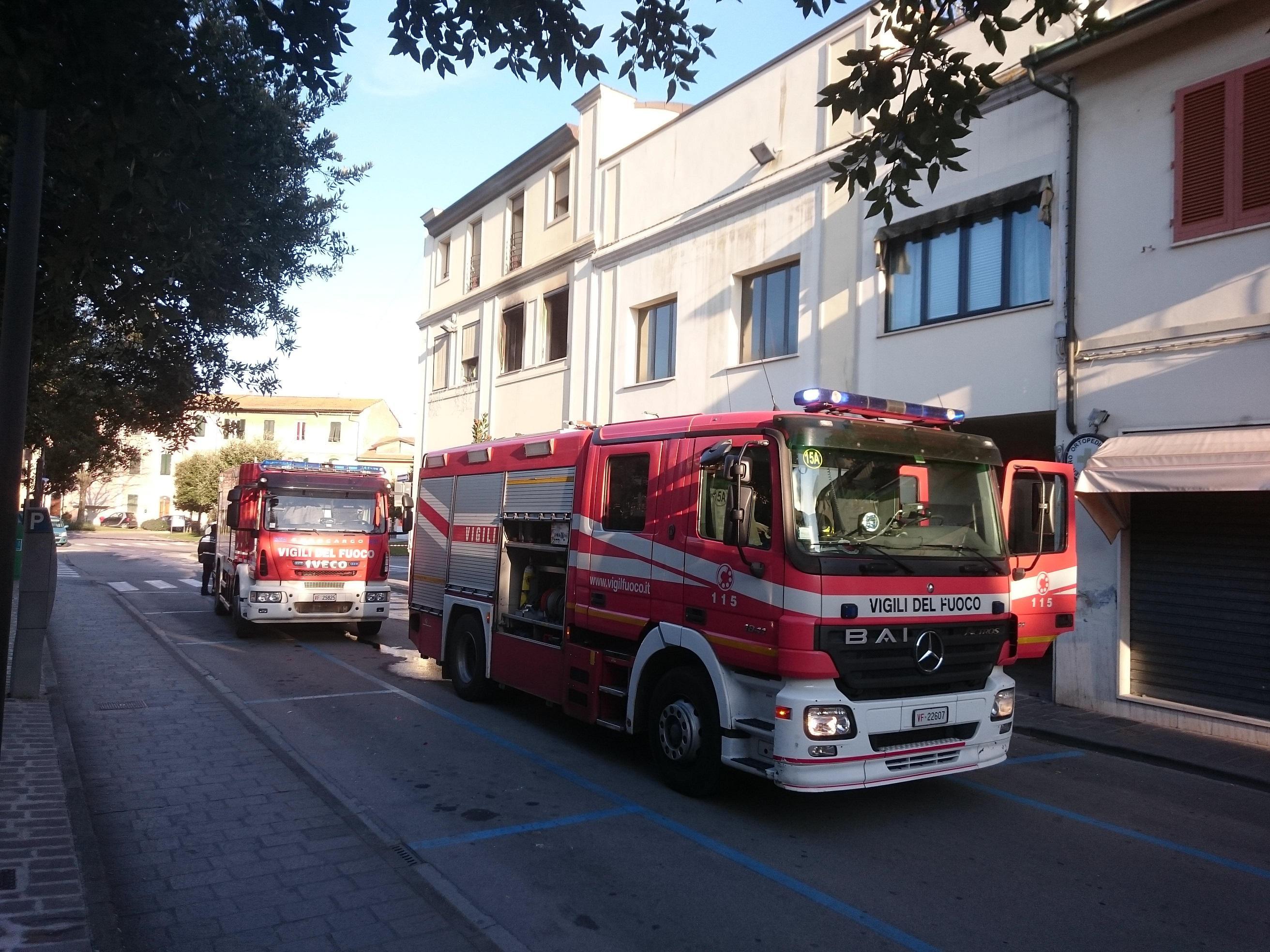 I vigili del fuoco durante l'intervento all'incendio dell'appartamento a Fucecchio