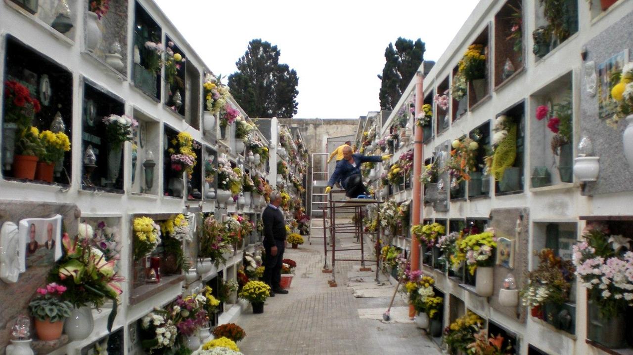Loculi all'interno di un cimitero (Foto d'archivio)