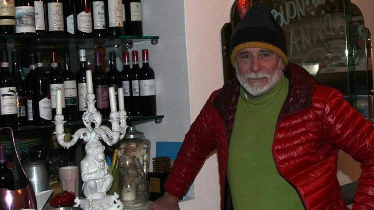 Pino Pugliese all'interno del suo ristorante