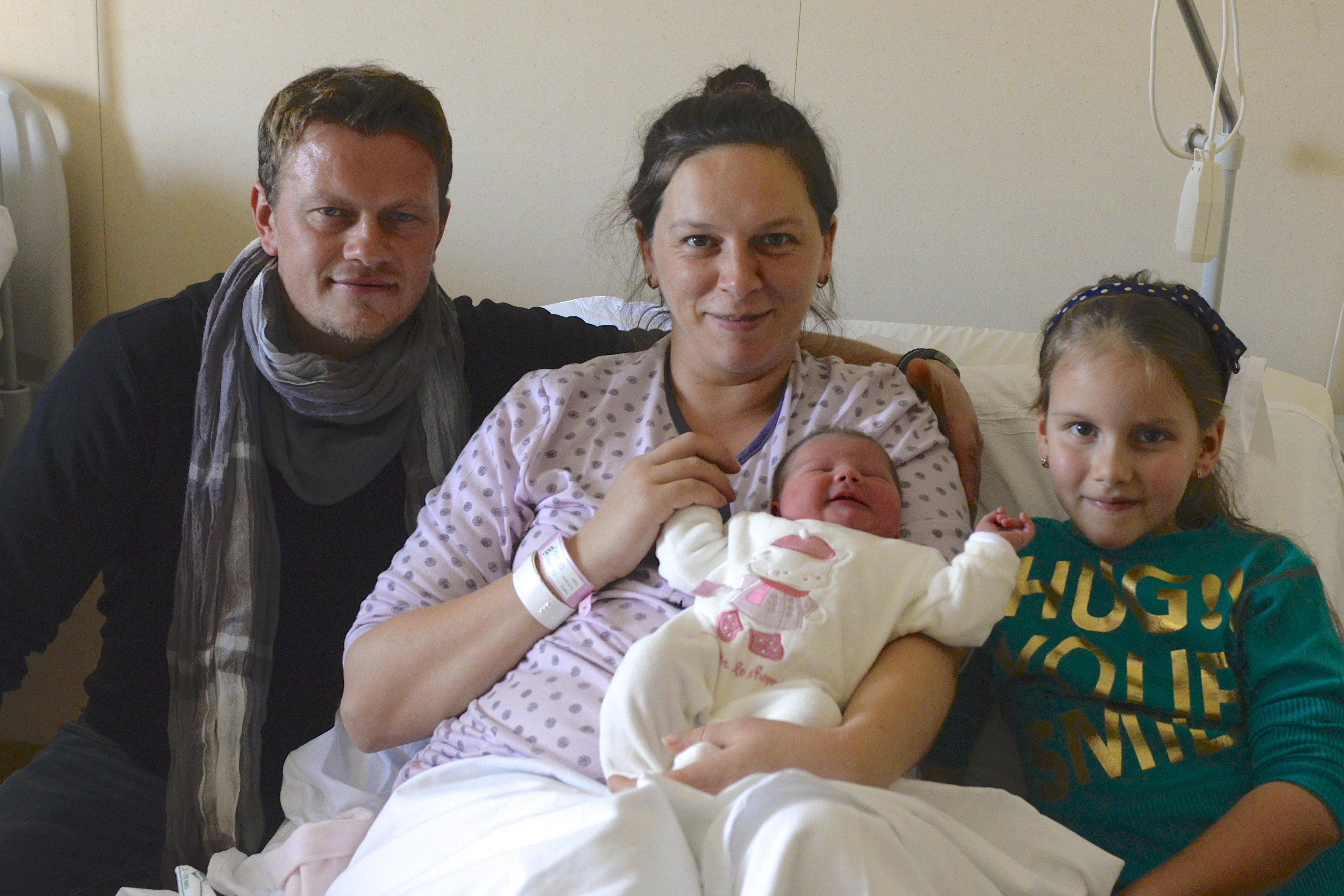 Antonia Maria in braccio alla mamma, tra il babbo e la sorellina (foto Bf) 
