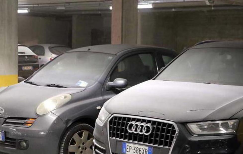Aprono gli estintori del mercato coperto e imbiancano le auto