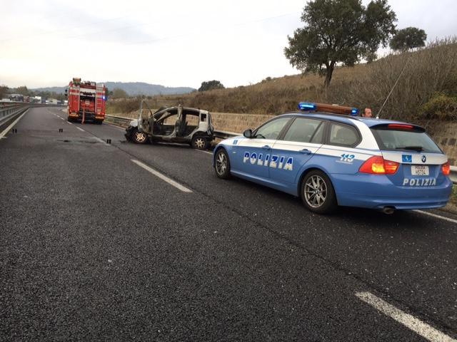 Mistero a Nuoro: auto a fuoco sulla 131 Dcn, forse un blitz fallito a un portavalori 