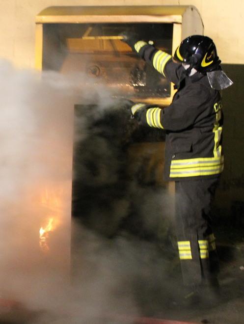 Cassonetti distrutti con i raudi 
