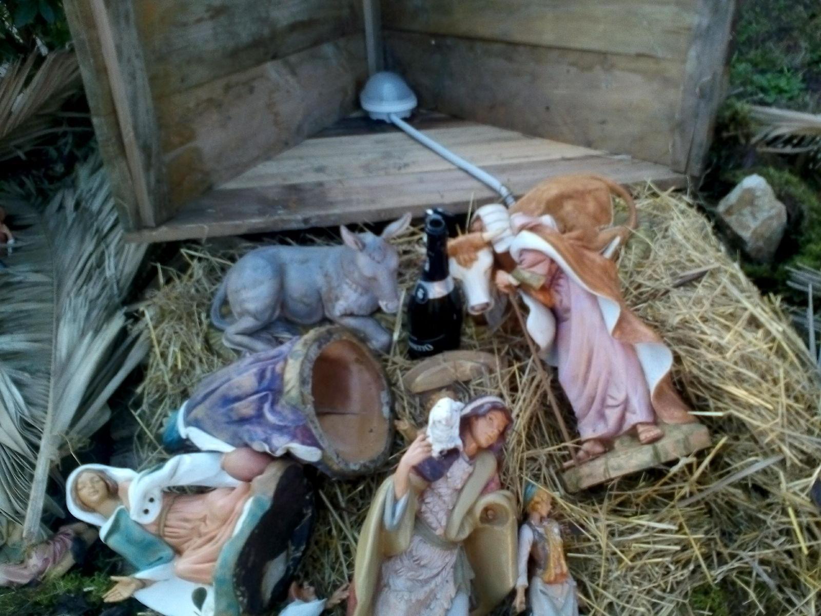 Il presepe devastato a Populonia (foto Paolo Barlettani)