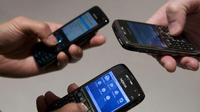 Spariscono i telefonini al cenone: individuati i due responsabili