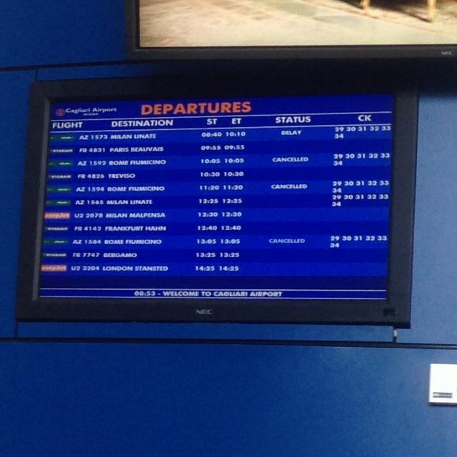 Il cartellone elettronico dell'aeroporto di Elmas