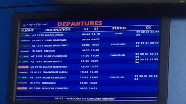 Il cartellone elettronico dell'aeroporto di Elmas