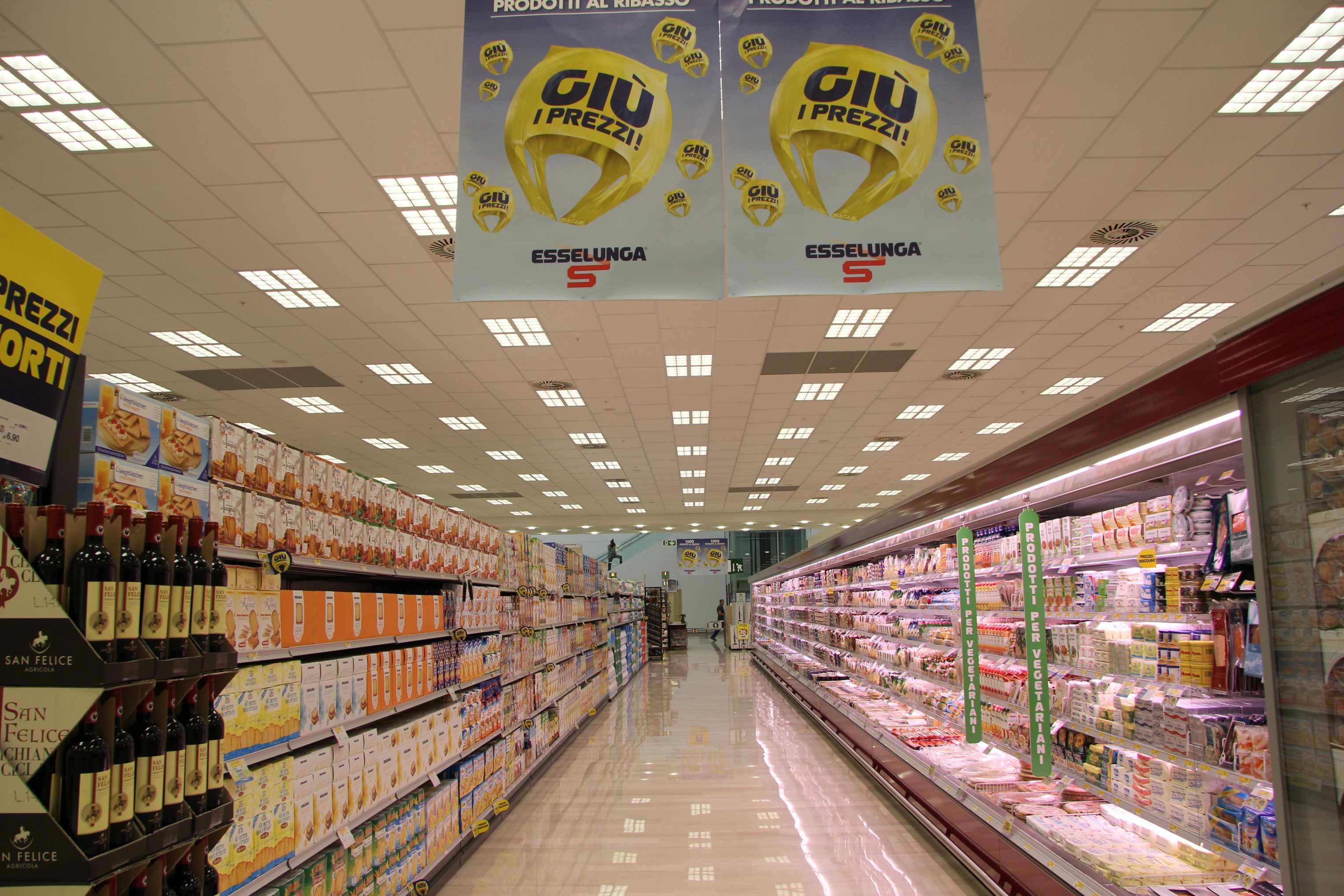 Scaffali di alimenti nel supermercato Esselunga di via Fiorentina (foto Batavia) 